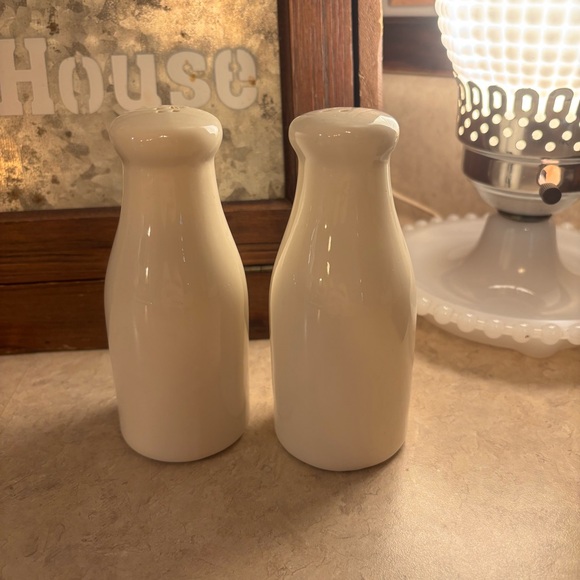 Vintage Salt & Pepper Shakers made to look like old milk bottles! Has Stoppers! - Picture 5 of 6